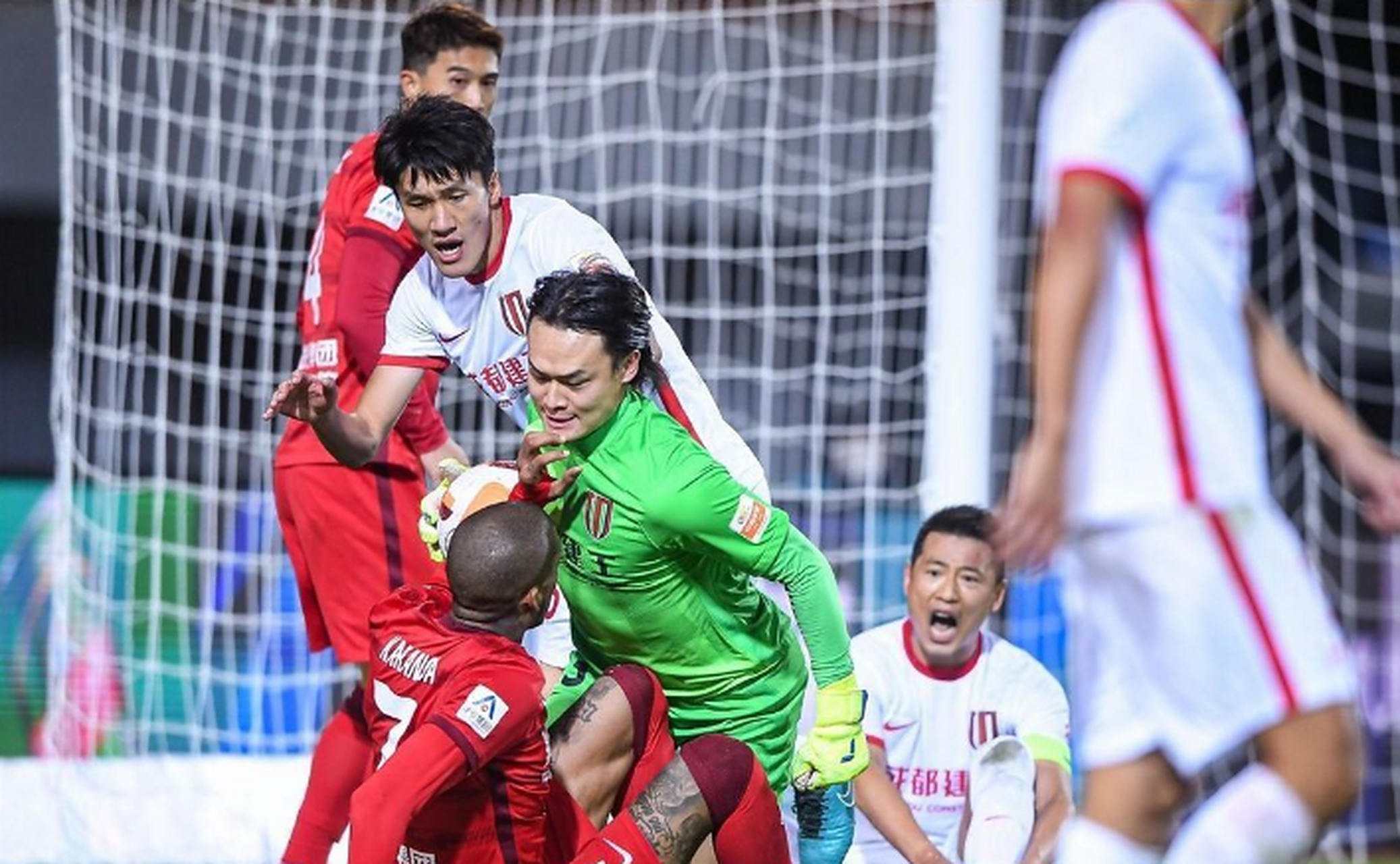 PG电子游戏-强强对话，中超联赛赛场上的战斗惊险刺激
