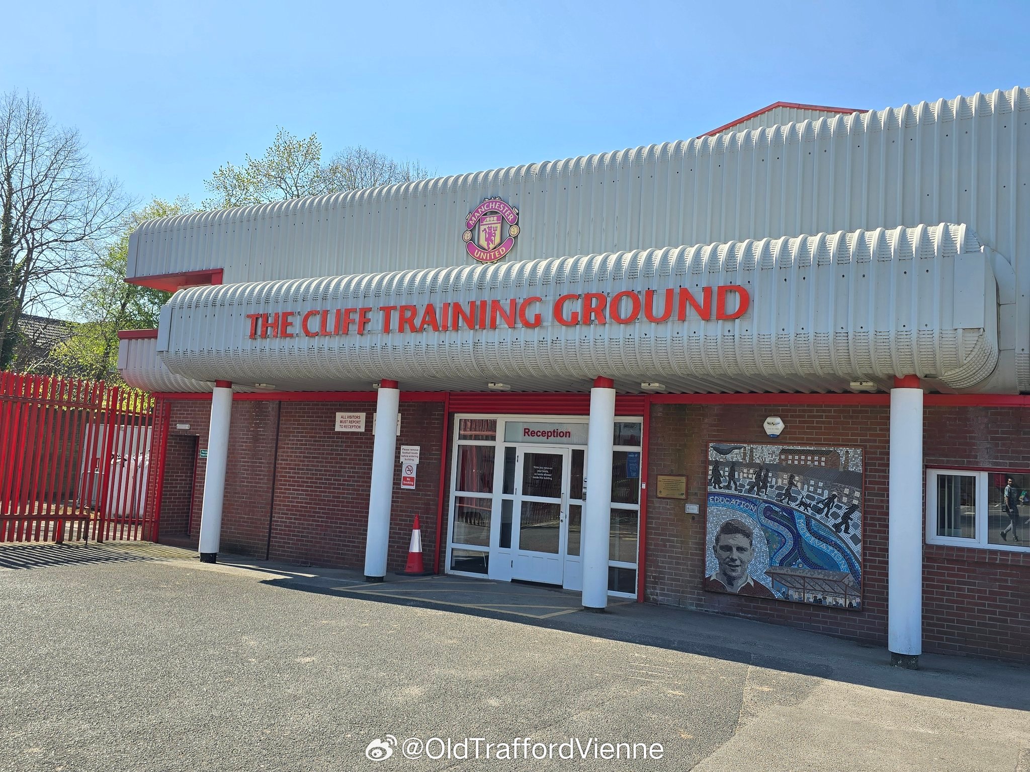 PG电子官方-里昂球迷疯狂挥舞球队旗帜，现场气氛火爆